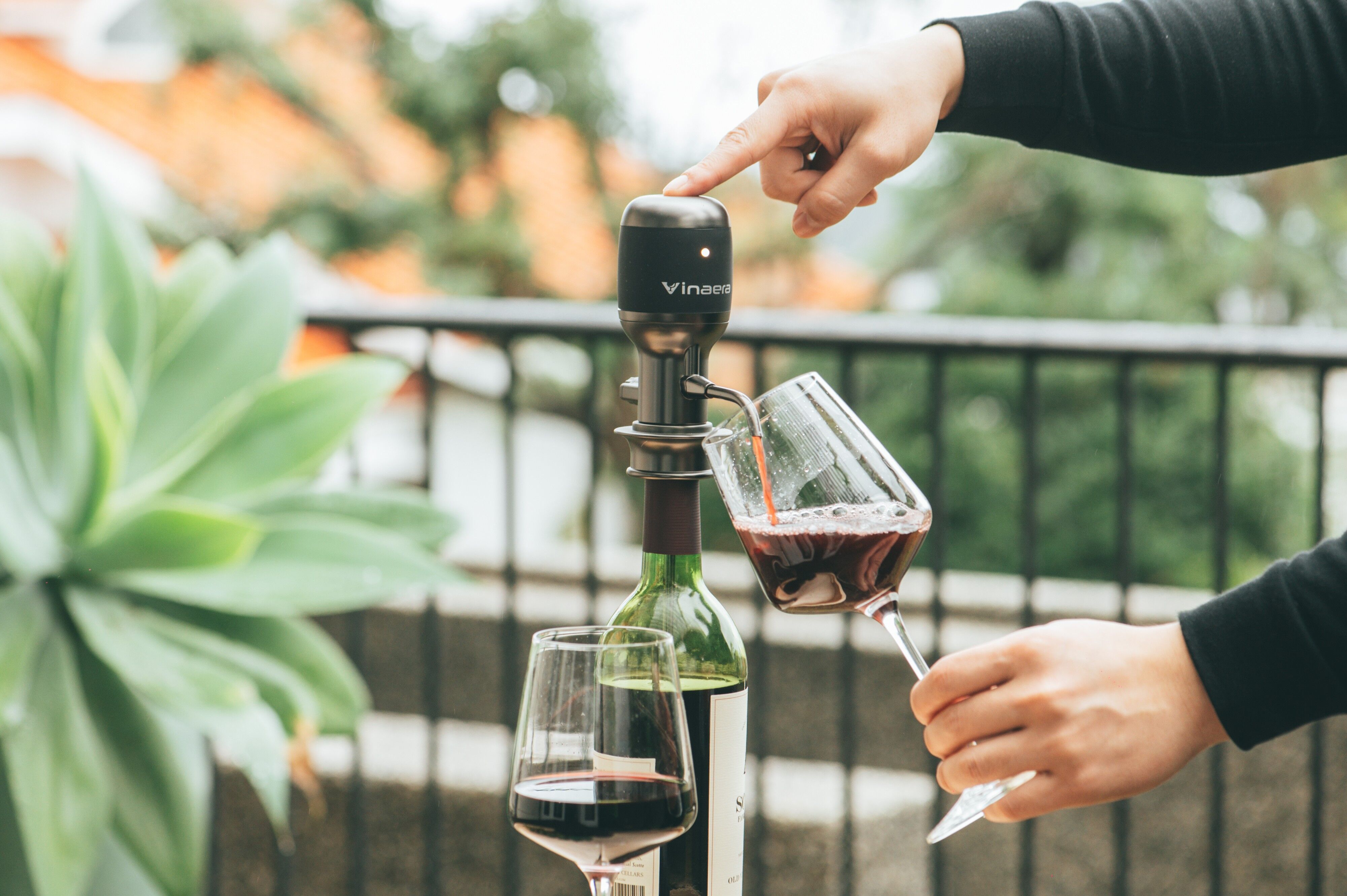 World's first "adjustable" Electric Wine Aerator/Dispener, Electronic Wine Decanter, Grey/Black, 0-180 minutes decanter, time-saving wine decanter, one-touch dispensing, no more wine dripping.