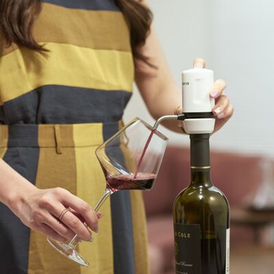 Vinaera Travel ~ Le plus petit aérateur de vin électrique portable au monde, même effet que celui d'une carafe en verre, économisez notre temps de décantation, 4 couleurs différentes disponibles pour les amateurs de vin, comprend une boîte de transport, facile à nettoyer (IPX6), décantation instantanée à une touche