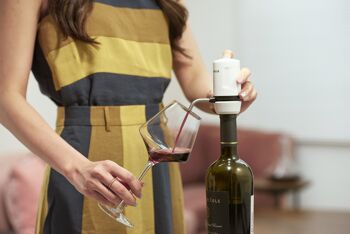 Vinaera Travel ~ Le plus petit aérateur de vin électrique portable au monde, même effet que celui d'une carafe en verre, économisez notre temps de décantation, 4 couleurs différentes disponibles pour les amateurs de vin, comprend une boîte de transport, facile à nettoyer (IPX6), décantation instantanée à une touche 1