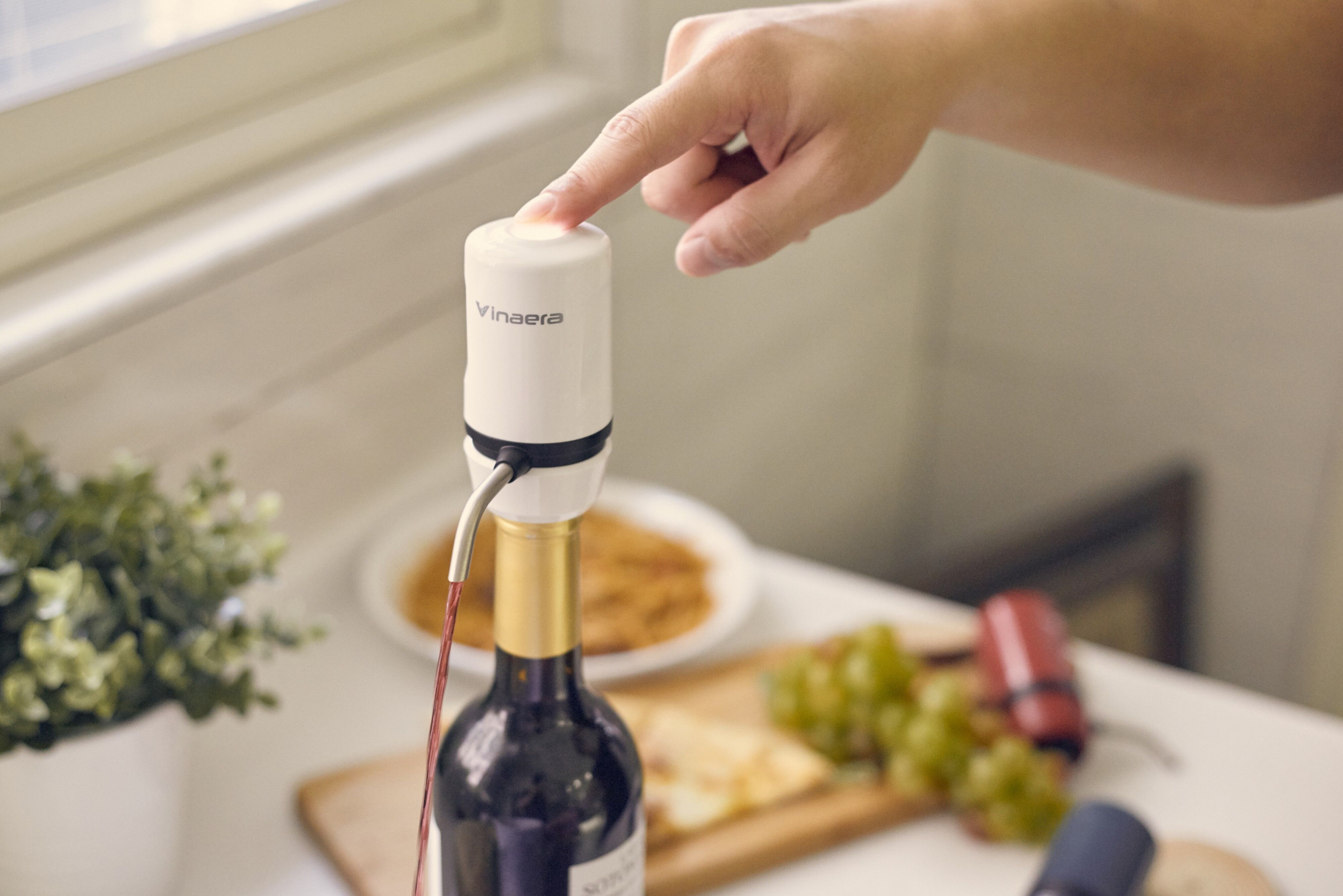 Vinaera Travel ~ The world's smallest portable electric wine aerator, same effect as compare to glass decanter, save our decanting time, 4 different colors available as for wine lovers, include carry box, easy to clean (IPX6), one touch instant decanting
