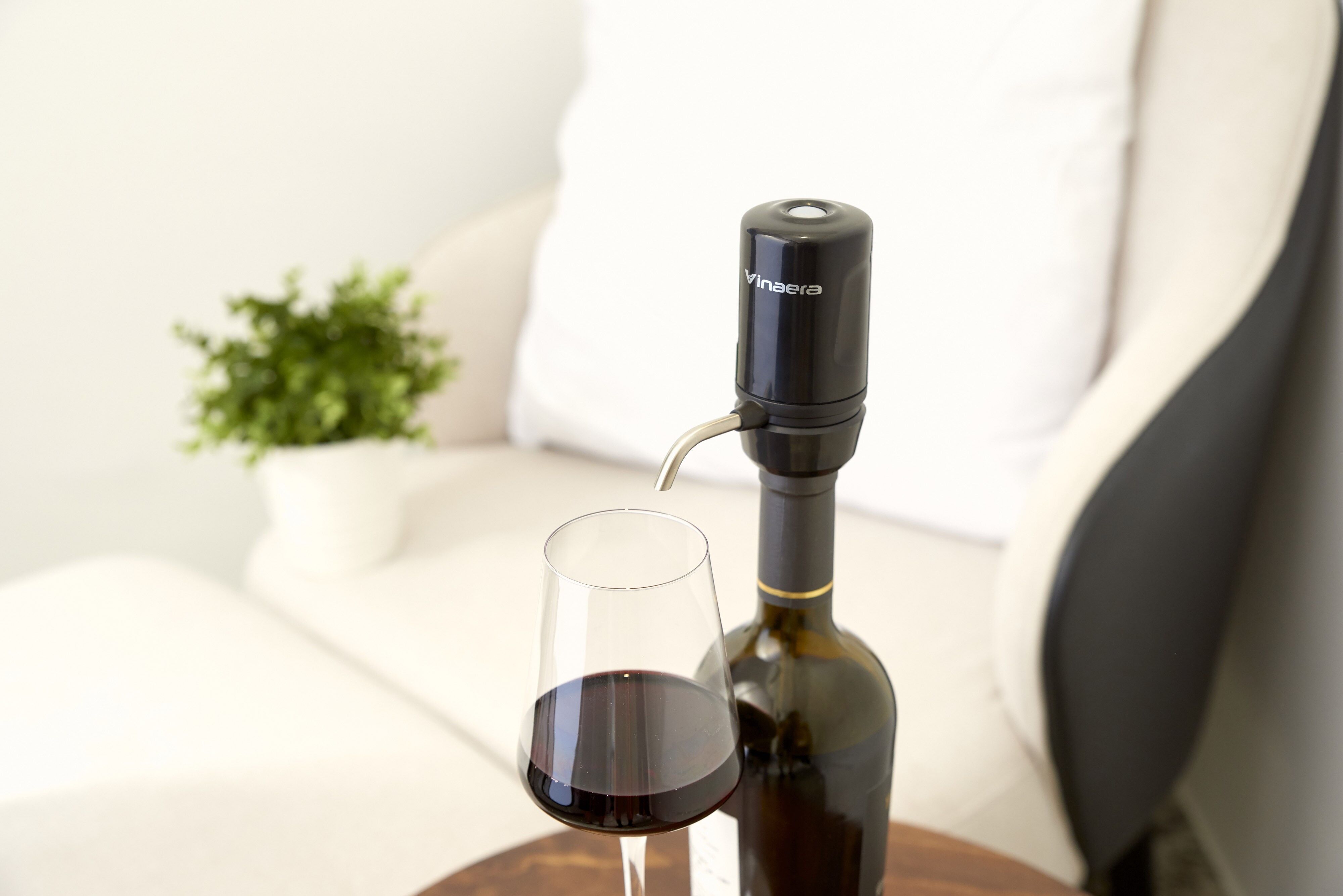 Vinaera Travel ~ The world's smallest portable electric wine aerator, same effect as compare to glass decanter, save our decanting time, 4 different colors available as for wine lovers, include carry box, easy to clean (IPX6), one touch instant decanting