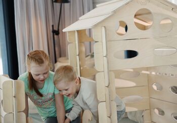 Construire et jouer à la maison de jeu en bois Montessori 6