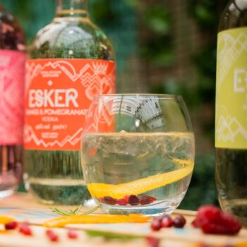 Vodka Esker Orange et Grenade. Vodka ultra douce de qualité supérieure avec de vrais fruits. Fabriqué en Ecosse 4