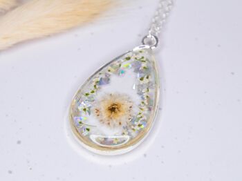 Collier Emma WHITE en forme de larme avec de vraies fleurs et des paillettes 4