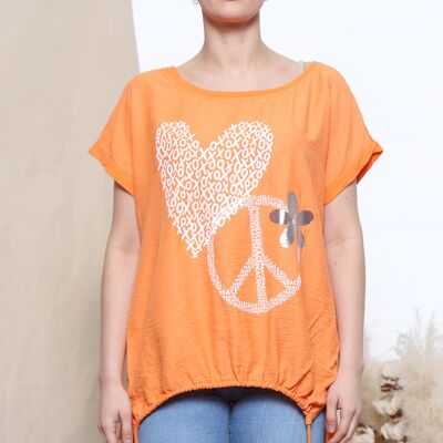 Camiseta naranja con diseño frontal y lazos laterales