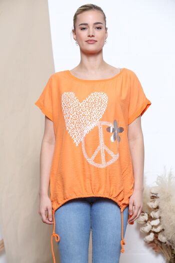 T-shirt orange avec motif sur le devant et liens sur les côtés 1