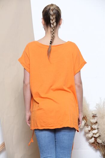 T-shirt orange avec motif sur le devant et liens sur les côtés 3
