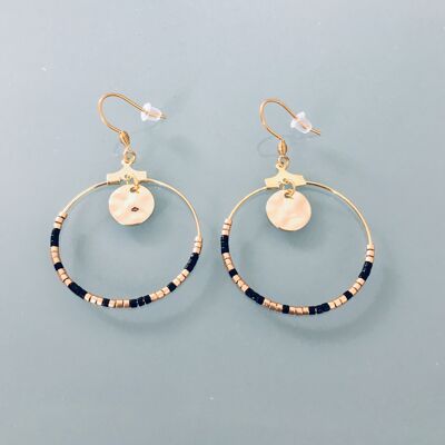 Boucles d'oreilles créoles dorées et perles noires, bijou pour femme, creoles dorees, bijou doré, cadeau de noel, cadeau femme, bijou femme (SKU: PR-133)