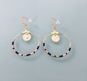 Boucles d'oreilles créoles dorées et perles noires, bijou pour femme, creoles dorees, bijou doré, cadeau de noel, cadeau femme, bijou femme (SKU: PR-133)