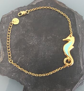 Bracelet femme gourmette hippocampe en acier inoxydable doré, bracelet femme, idée cadeau, bijoux cadeaux, bijou hippocampe, bracelet doré (SKU: PR-150) 2