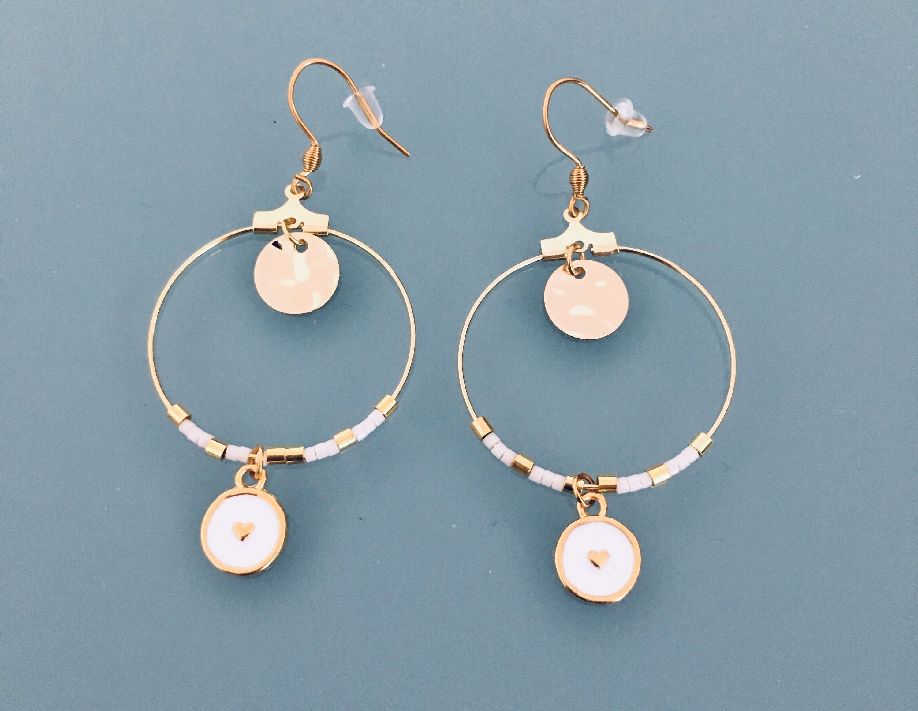 Creoli a cuore, orecchini creoli a cuore d'oro e perle bianche e dorate, creoli dorati, gioielli d'oro, regalo di Natale, regalo da donna, (SKU: PR-221)