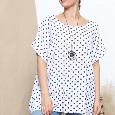 Weißes Top mit Polka-Dot-Print und Kette