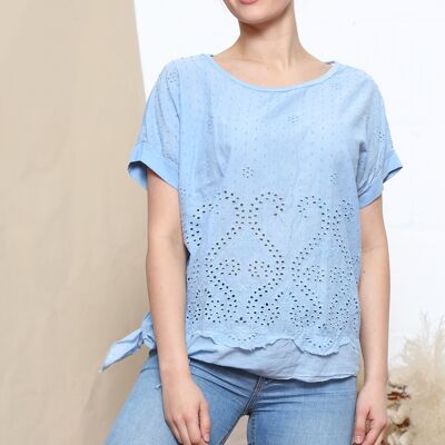 Babyblaues Top mit Sangallo-Muster und seitlichem Bindeband