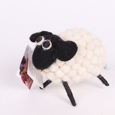 Pecora in feltro di lana bianca