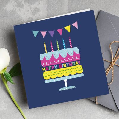 Pastel de feliz cumpleaños con tarjeta del empavesado
