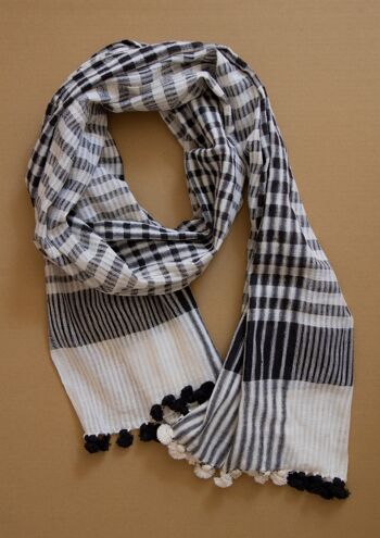 Longue écharpe d'été tissée à la main en coton biologique en noir et blanc 1