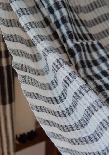 Longue écharpe d'été tissée à la main en coton biologique en noir et blanc 3