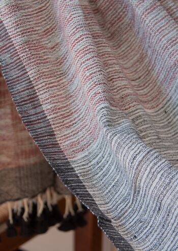 Longue écharpe d'été tissée main en coton bio à pompons - Lake Grey 3