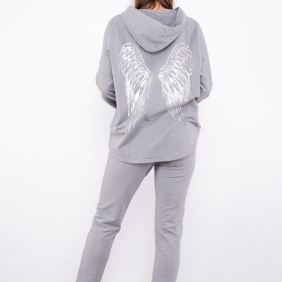 Conjunto de sudadera gris con cremallera y diseño de alas en la espalda