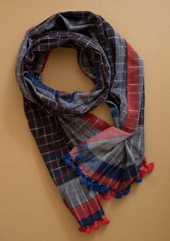 Longue écharpe d'été tissée main en coton bio à pompons - noir, bleu, rouge 1