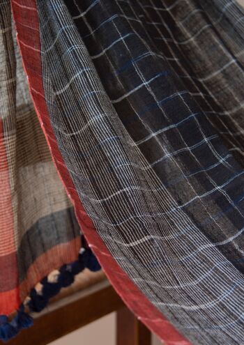 Longue écharpe d'été tissée main en coton bio à pompons - noir, bleu, rouge 3