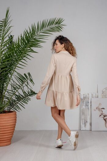 Mini robe beige à volants avec boutons 4