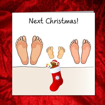 Carte de Noël du nouveau bébé - Trois ensembles de pieds dans le lit 3