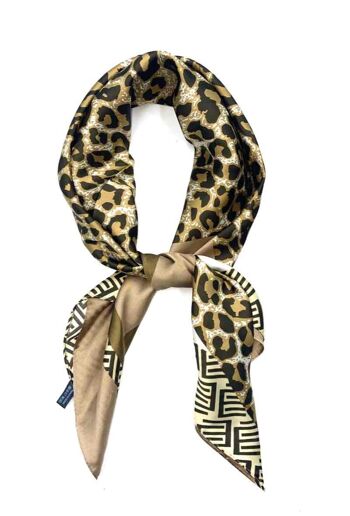 Petit foulards touché soie motifs leopard 1