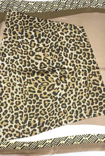 Petit foulards touché soie motifs leopard 2