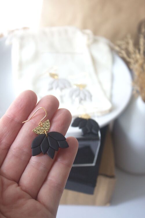 Lotus earrings - black