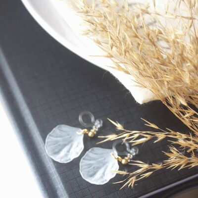 CLIP-ON-Ohrringe mit mattiertem Blütenblatt