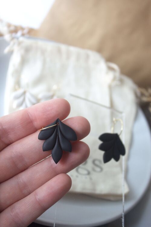 Leaf hoop earrings - black