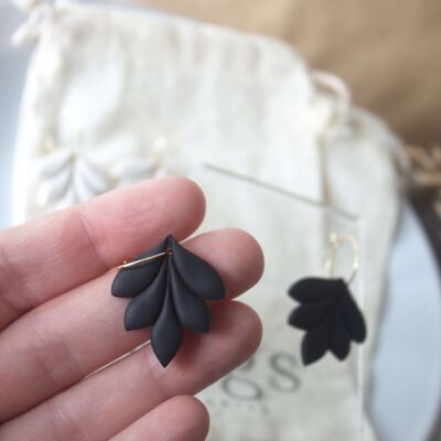 Leaf hoop earrings - black