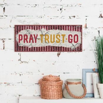 Plaque métallique longue - Pray Trust Go