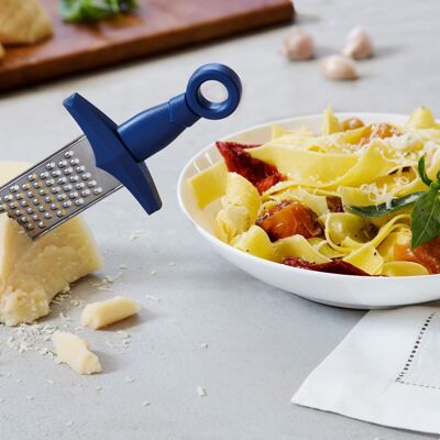 Gratiator stainless steel cheese grater
