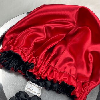 Bonnet en satin rouge et noir 4