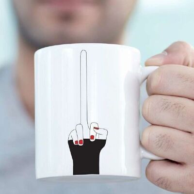 Taza de café de cerámica con el dedo medio