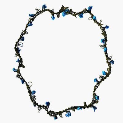 Collar / diadema de ganchillo azul