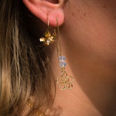Boucles d'oreilles fil en plaqué or , Opaline et fleurs
