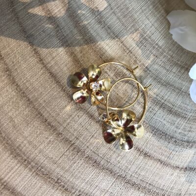 Small stainless steel hoops, flowers and Swarovski rhinestones