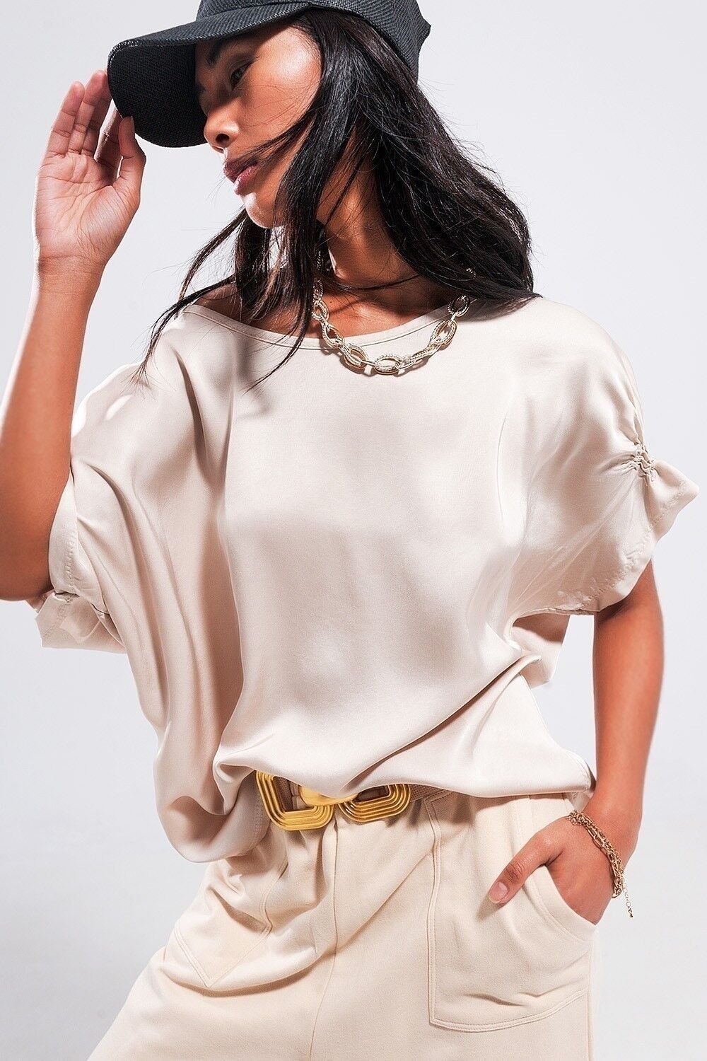Blusa con maniche corte arricciate in beige