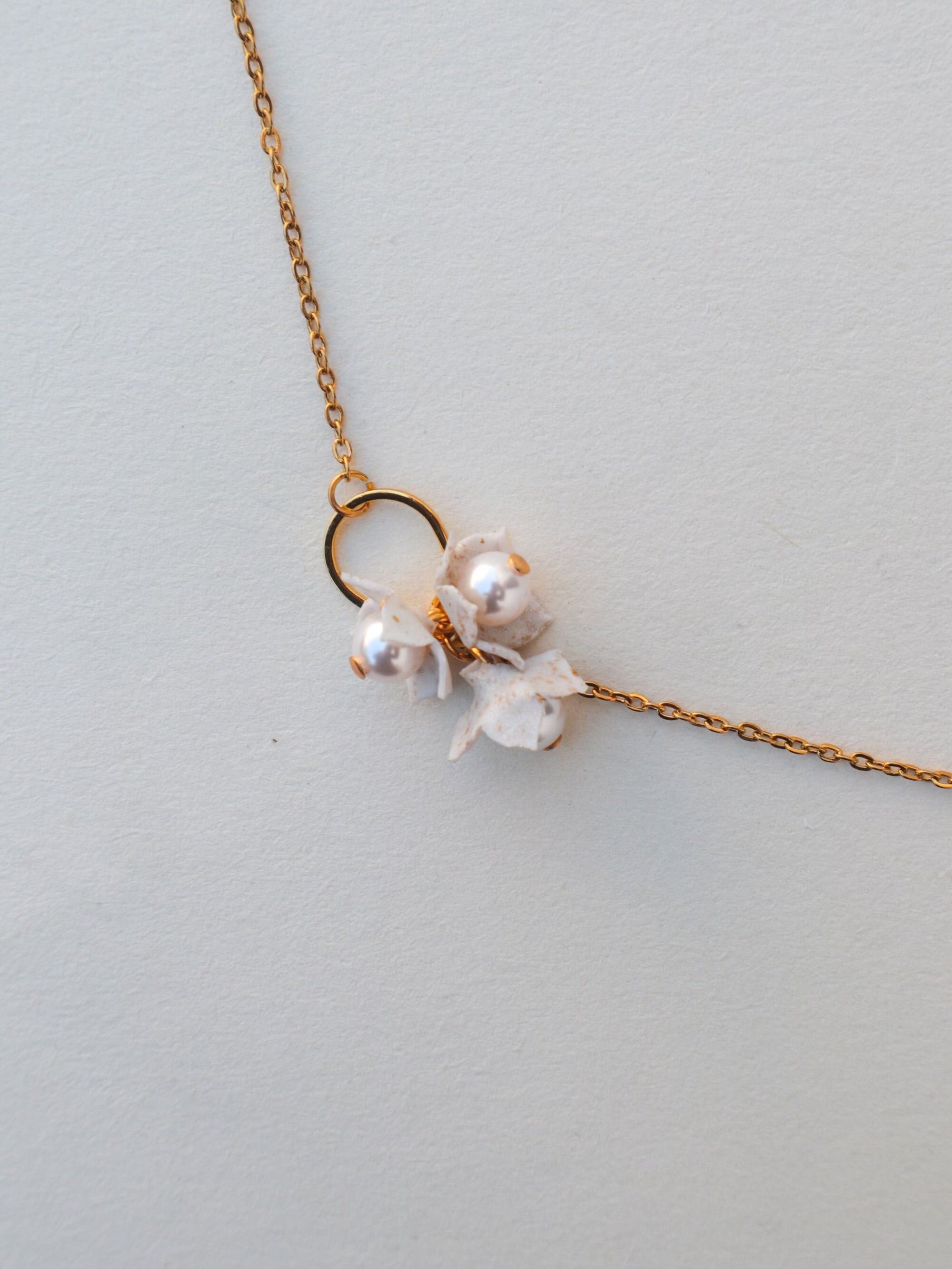 Blumen- und Perlenarmband aus goldenem Porzellan