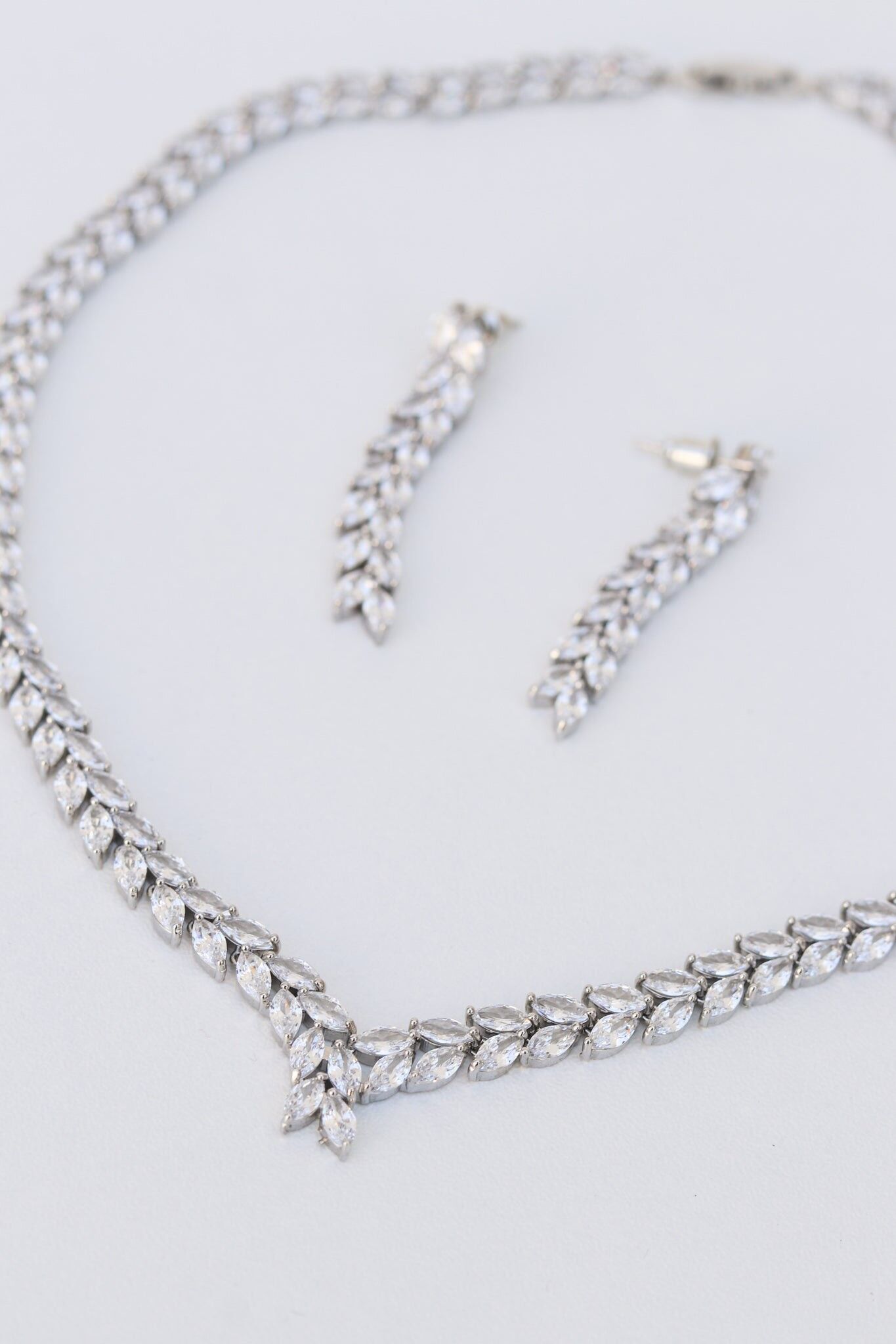 Collier mariage forme en V feuillage zircon plaqué or blanc