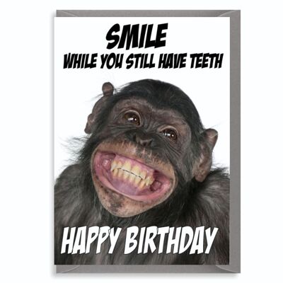Tarjeta de cumpleaños divertida - Tarjeta de mono - Mono descarado - Broma de la edad, Broma vieja - Para él / ella / papá / mamá - Sonríe mientras todavía tienes dientes - C58