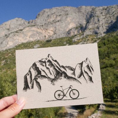 Cartolina che disegna montagne e bici all'aperto