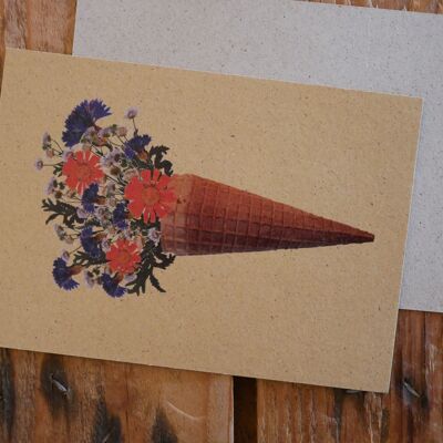 Cornet de crème glacée de carte postale avec des fleurs