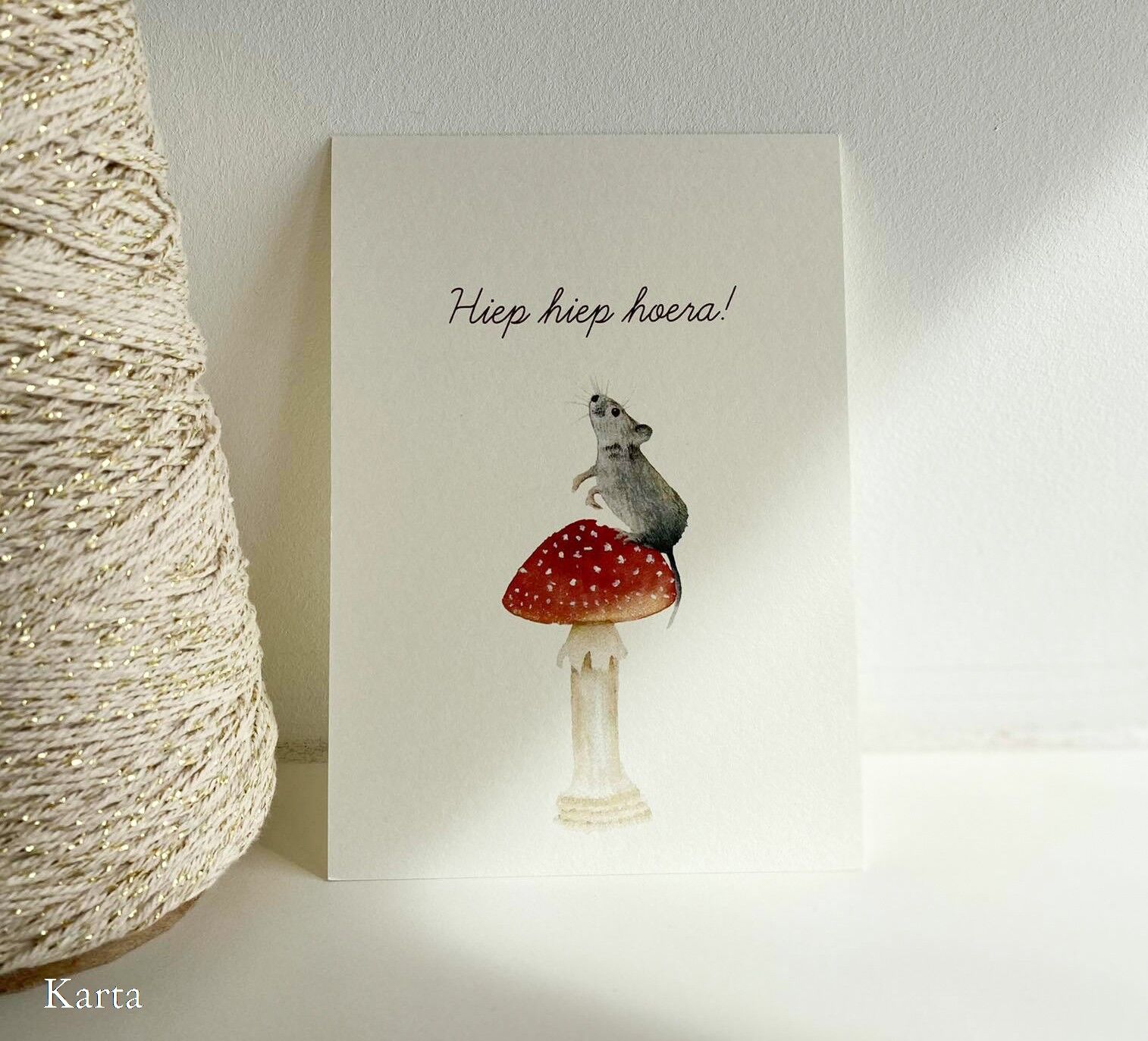 Tarjeta de felicitación - ratoncito sobre seta venenosa