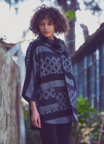 Poncho Femme à Motif Col Bénitier Noir 2