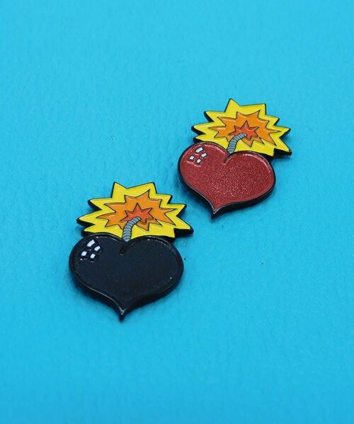 Lovebomb! 2 pin badge sharing set