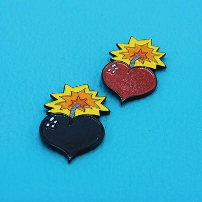 Lovebomb! 2 pin badge sharing set